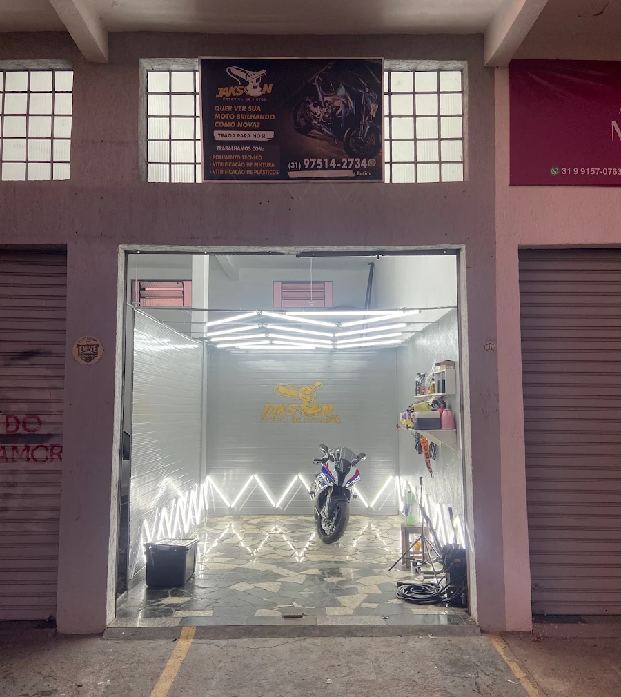 Fachada do estúdio da Jakson Estética de Motos, com uma moto no centro do salão iluminado