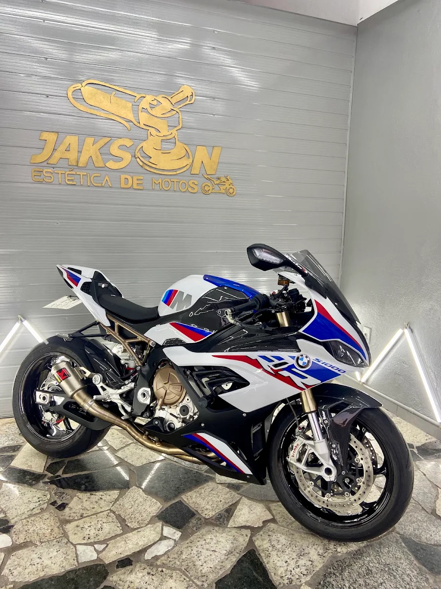 Moto esportiva finalizada no estúdio, em frente ao letreiro dourado da Jakson Estética de Motos