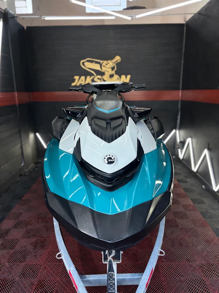 Jet ski azul e branco na carreta, dentro do estúdio da Jakson Estética de Motos