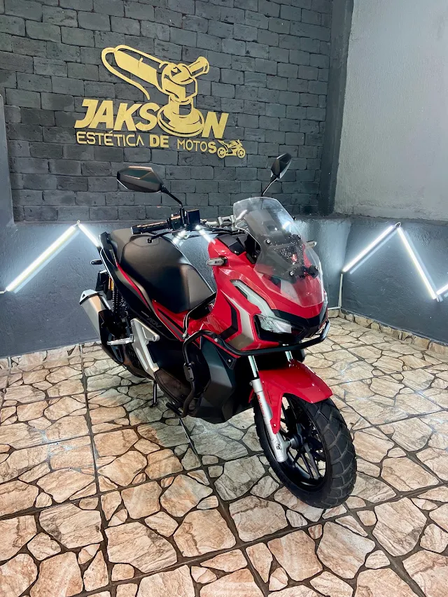 Scooter vermelha finalizada no estúdio da Jakson Estética de Motos