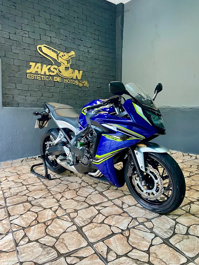 Moto esportiva azul finalizada no estúdio da Jakson Estética de Motos