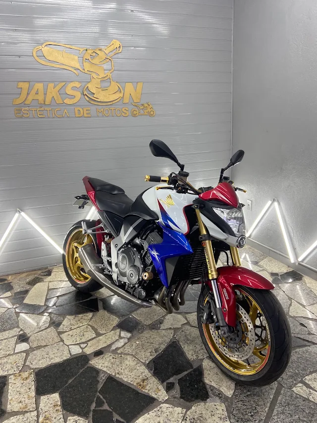 Moto naked tricolor com rodas douradas finalizada no estúdio da Jakson Estética de Motos