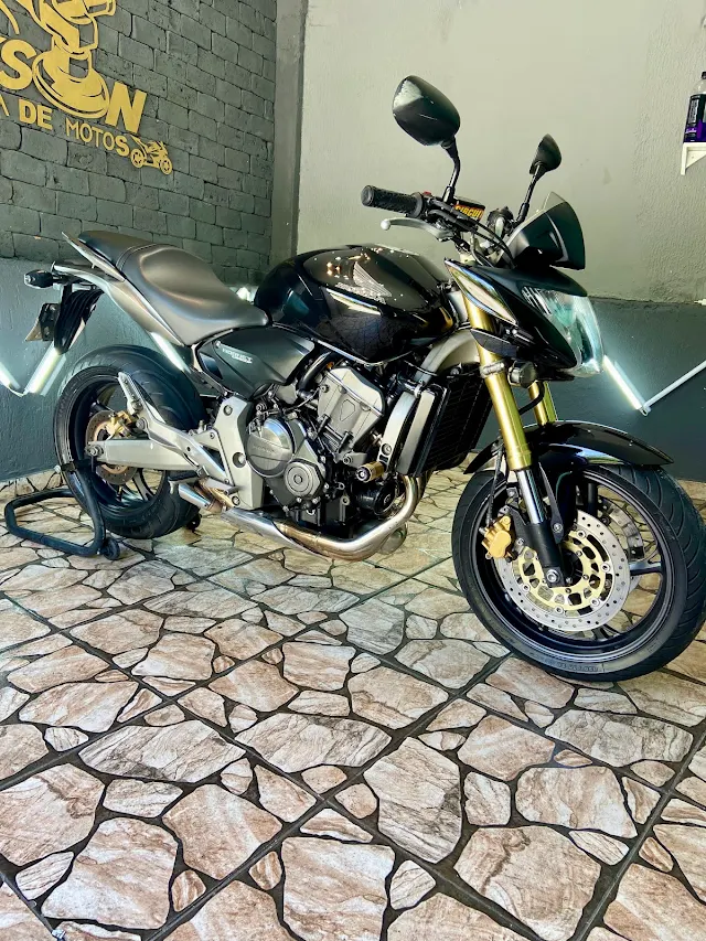 Moto naked preta finalizada no estúdio da Jakson Estética de Motos