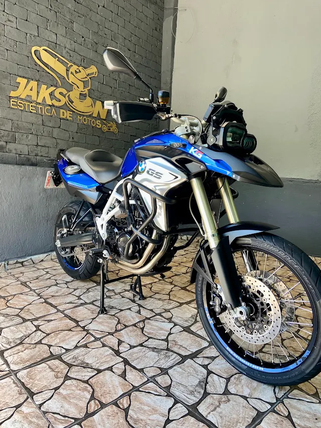 Moto big trail azul e branca finalizada no estúdio da Jakson Estética de Motos