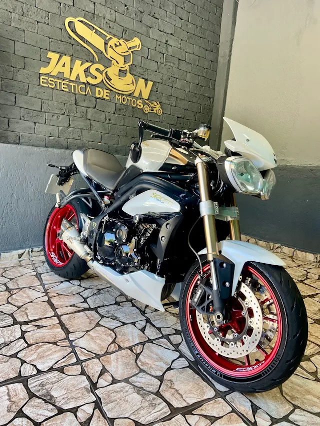 Moto naked branca com rodas vermelhas finalizada no estúdio da Jakson Estética de Motos