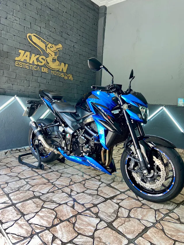 Moto naked azul finalizada no estúdio da Jakson Estética de Motos