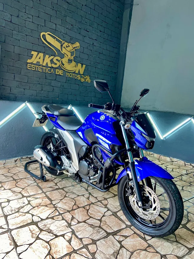 Moto naked azul-escura finalizada no estúdio da Jakson Estética de Motos